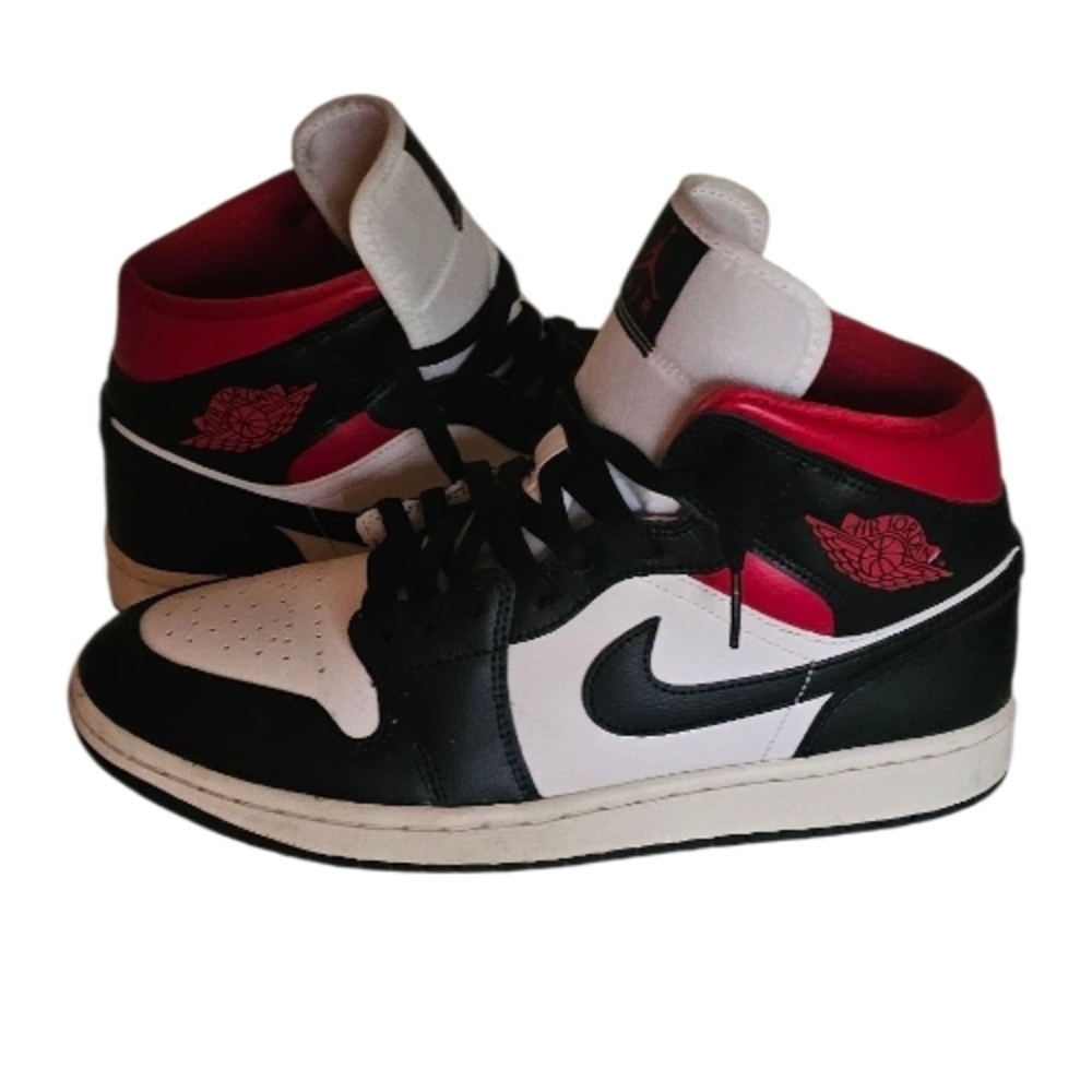 Jordan 1 Men Black, Red, And White High-Top Sneakers Size 11